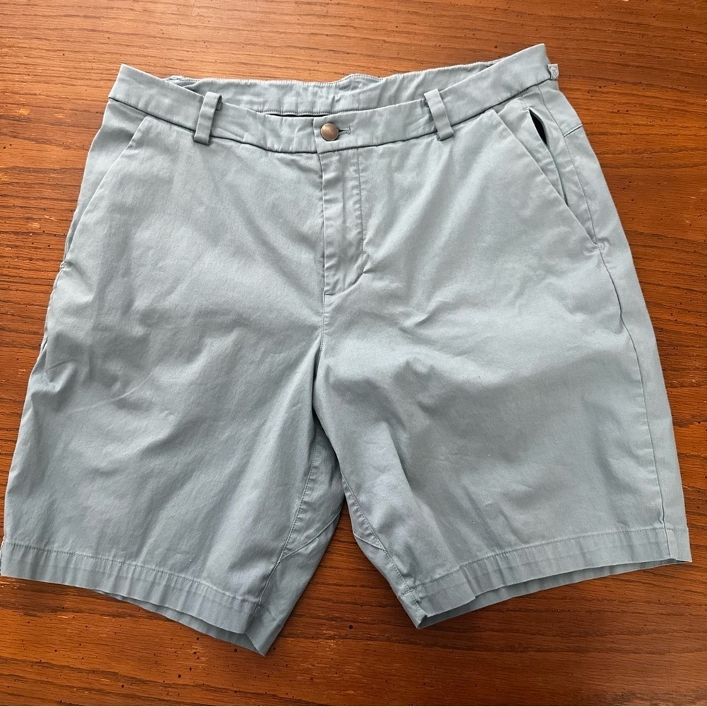 Lululemon men’s flat front shorts 33